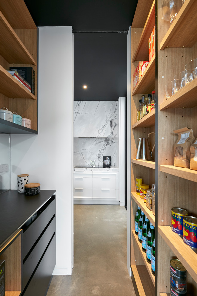 Design ideas for a mid-sized contemporary l-shaped kitchen pantry in Melbourne with an undermount sink, beaded inset cabinets, black cabinets, quartz benchtops, grey splashback, marble splashback, coloured appliances, concrete floors, with island, grey floor and black benchtop.