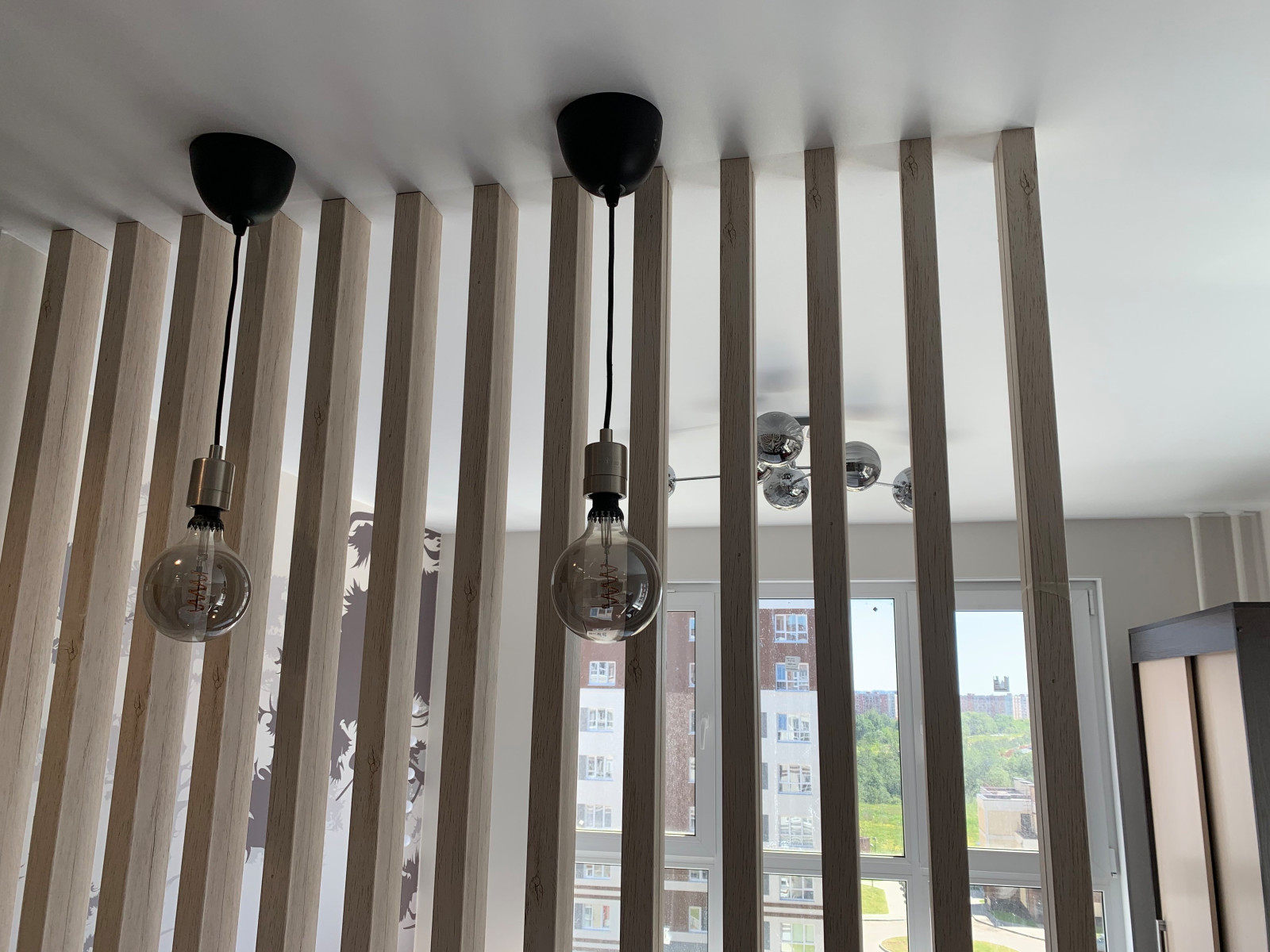 Реечная перегородка вмонтированная в натяжной потолок