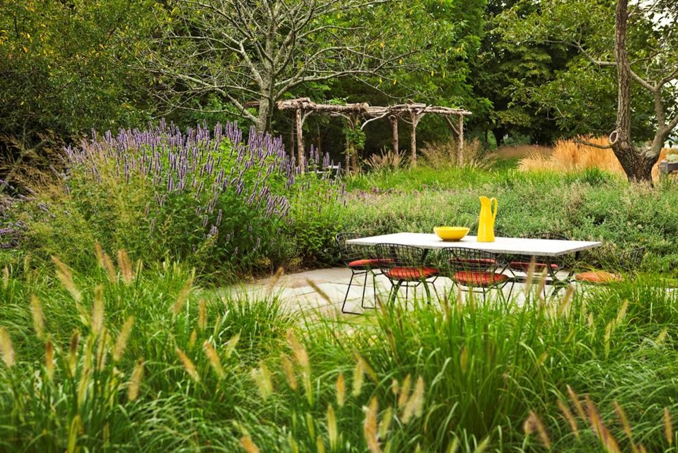 Inspiration for a contemporary backyard garden in New York with natural stone pavers.