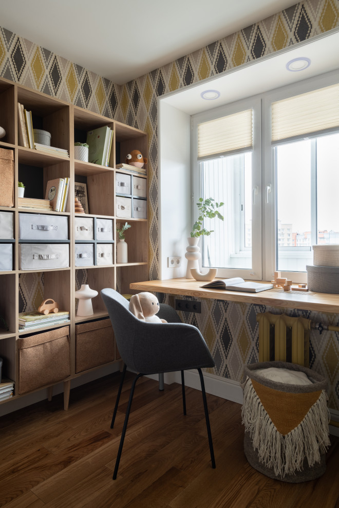 Aménagement d'une petite chambre d'enfant de 4 à 10 ans classique avec un mur jaune, un sol en bois brun et du papier peint.