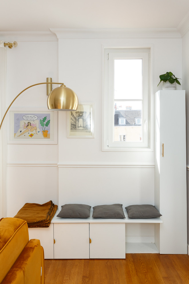 Aménagement d'une petite salle de séjour ouverte avec un mur blanc, un sol en bois brun, une cheminée standard, un manteau de cheminée en pierre, un téléviseur indépendant et un sol marron.
