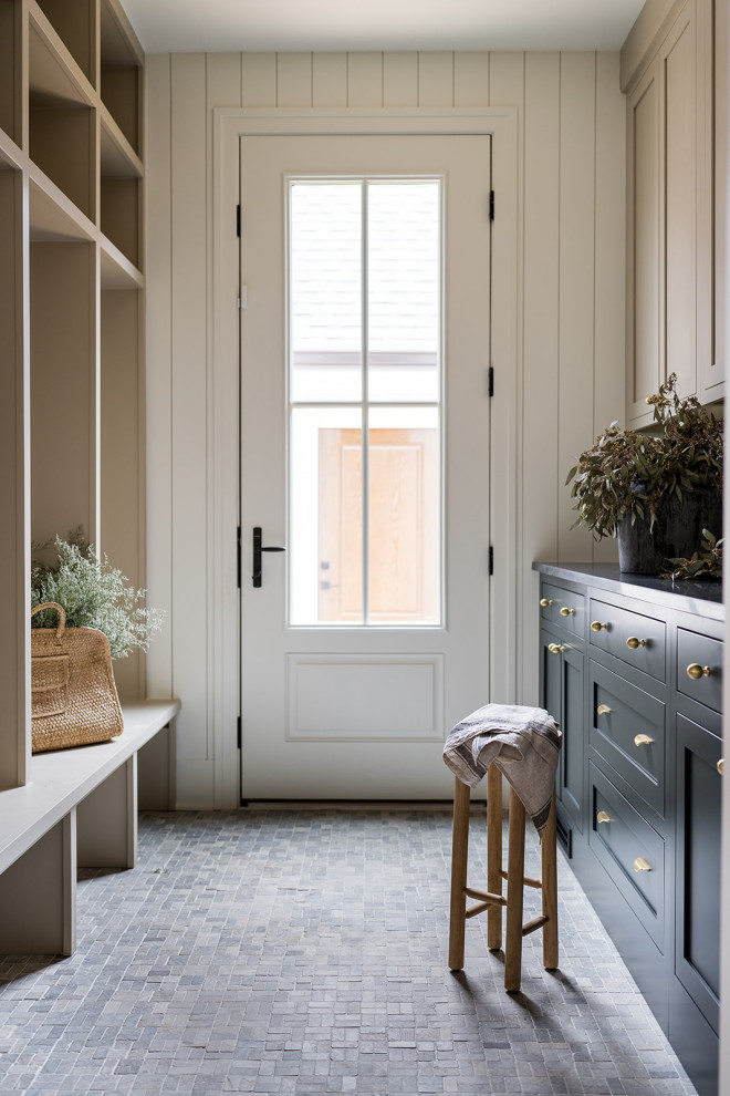 Ejemplo de vestíbulo posterior clásico renovado pequeño con paredes blancas, puerta simple, puerta blanca, suelo gris y machihembrado