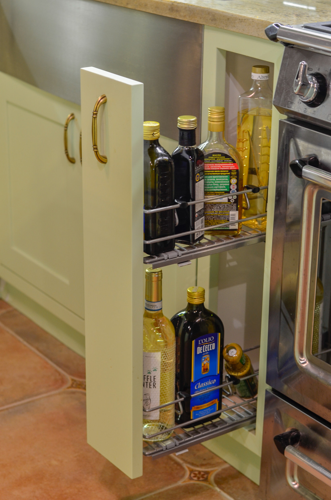 Нежно-зеленая кухня в американском стиле с островом