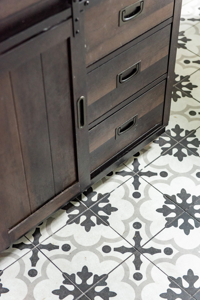 Transitional home design photo in Toronto