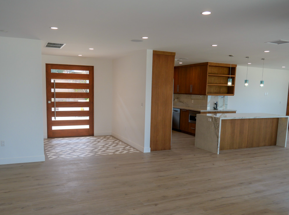 Große Moderne Haustür mit weißer Wandfarbe, Porzellan-Bodenfliesen, Einzeltür, hellbrauner Holzhaustür und braunem Boden in Los Angeles