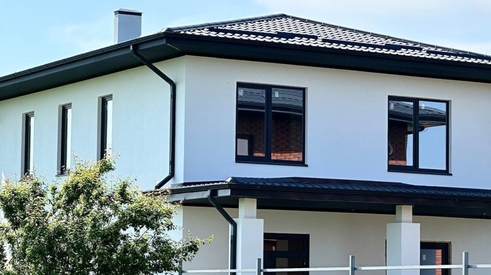 Двухэтажный белый дом