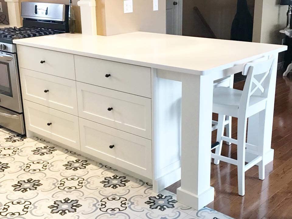 Kitchen - transitional kitchen idea in Toronto