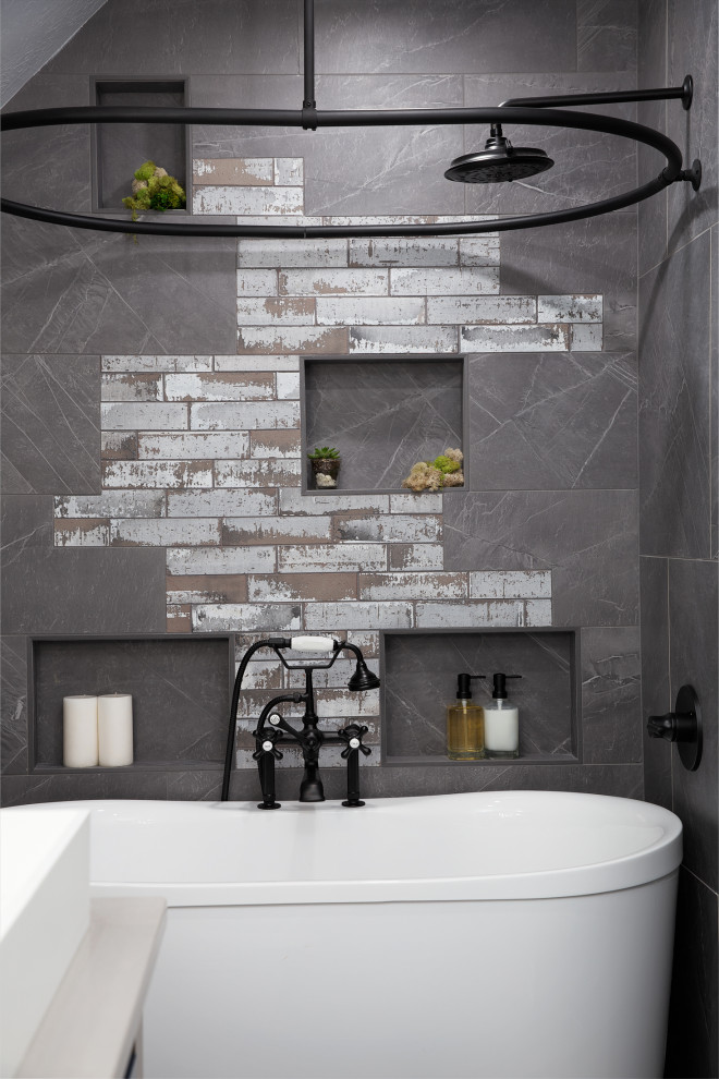 Пример оригинального дизайна: ванная комната в стиле неоклассика (современная классика) с отдельно стоящей ванной, унитазом-моноблоком, настольной раковиной и нишей