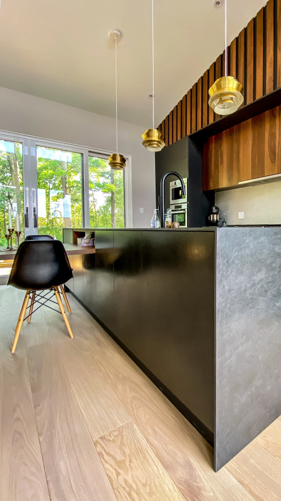 Idee per una cucina moderna di medie dimensioni con ante lisce, ante in legno bruno, top piastrellato, paraspruzzi beige, parquet chiaro e top nero