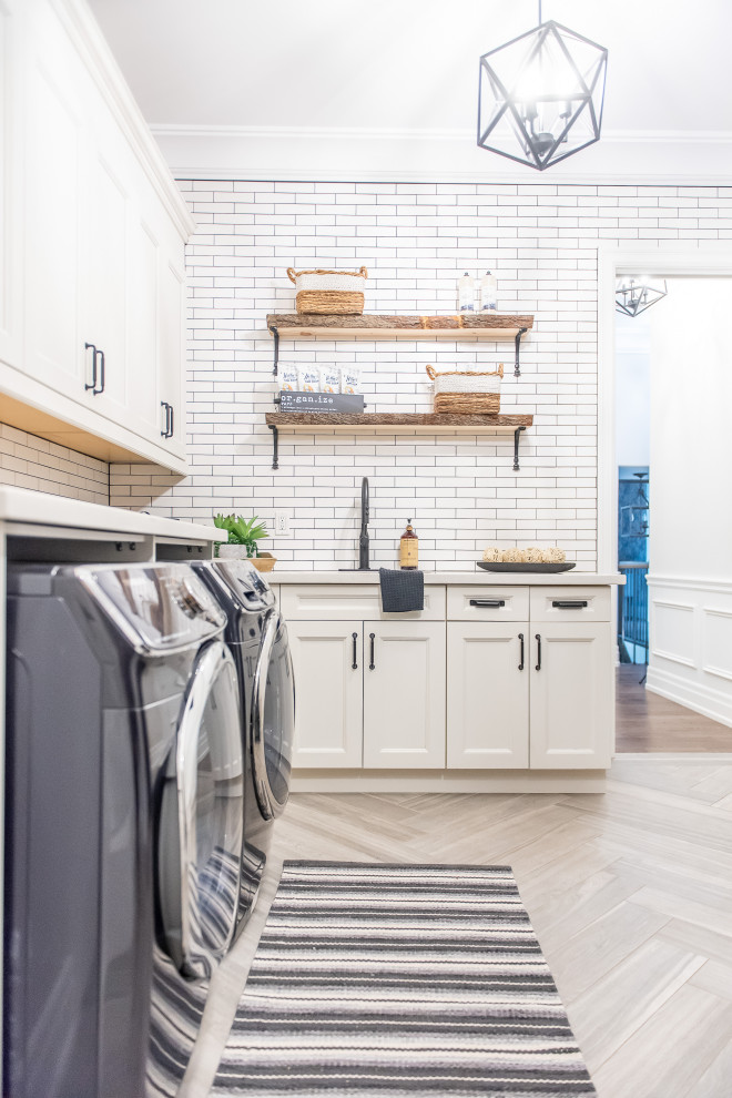 Example of a transitional home design design in Toronto