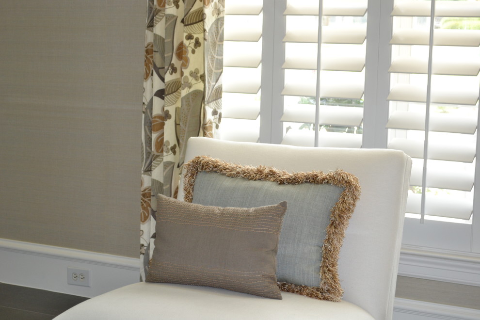Transitional home design photo in Dallas