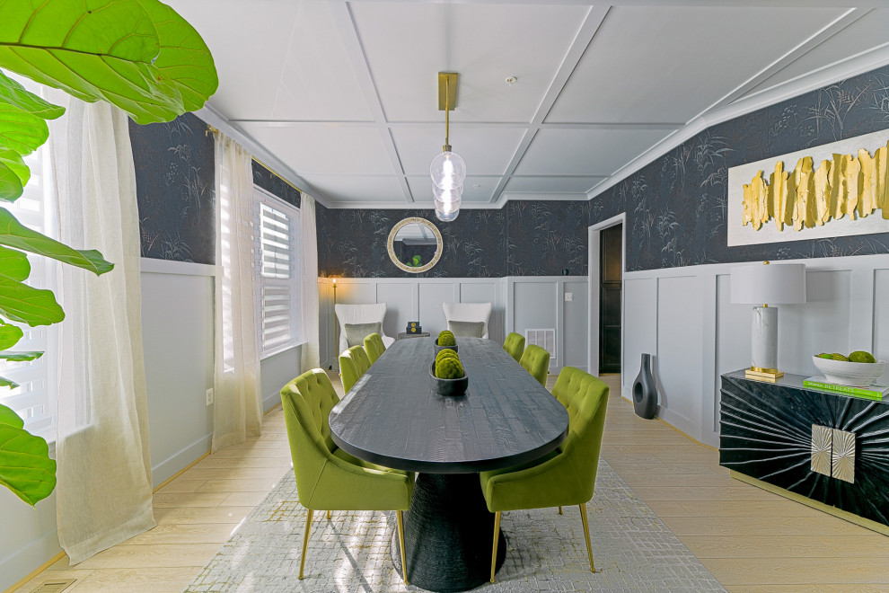 Idée de décoration pour une salle à manger minimaliste de taille moyenne avec un mur bleu, sol en stratifié, un sol beige, un plafond à caissons et du papier peint.