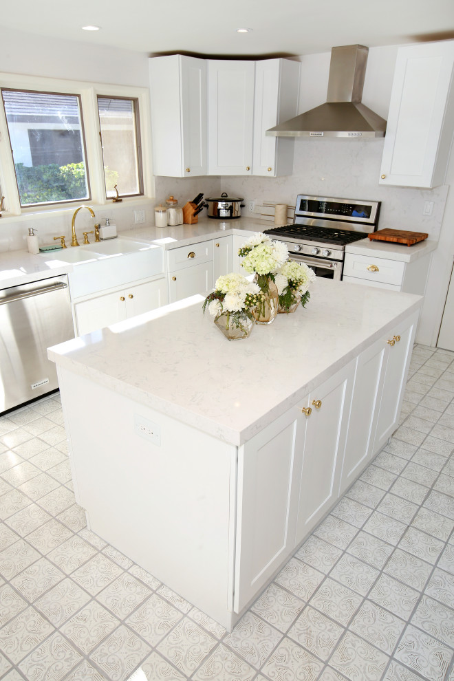 Example of a minimalist kitchen design in Los Angeles
