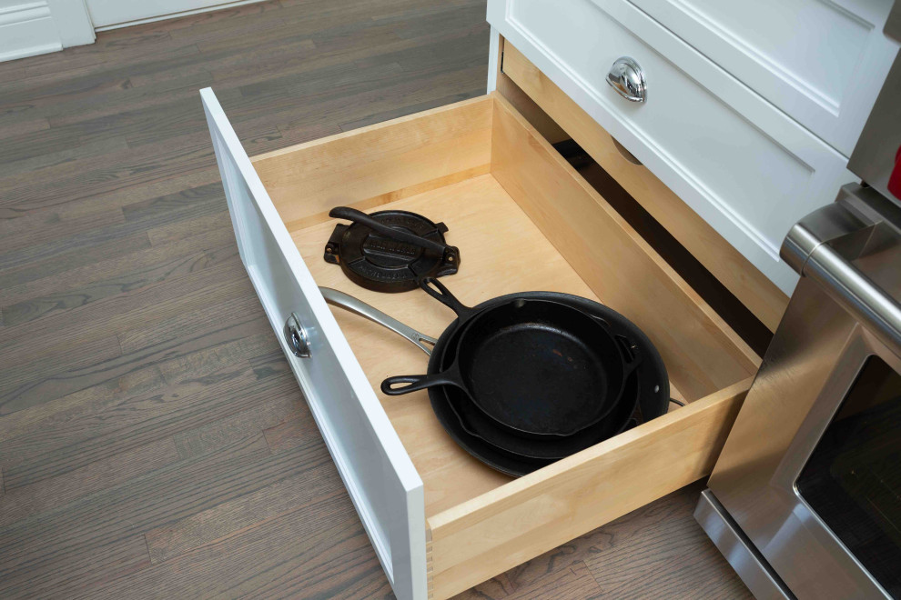 Transitional kitchen photo in Chicago