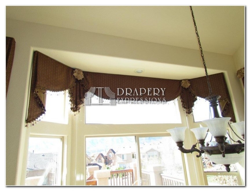 Example of a transitional home design design in Denver