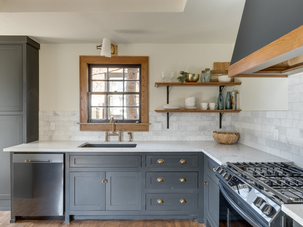 Exempel på ett litet klassiskt vit vitt kök, med en undermonterad diskho, skåp i shakerstil, blå skåp, marmorbänkskiva, vitt stänkskydd, stänkskydd i marmor, rostfria vitvaror, mellanmörkt trägolv, en köksö och brunt golv