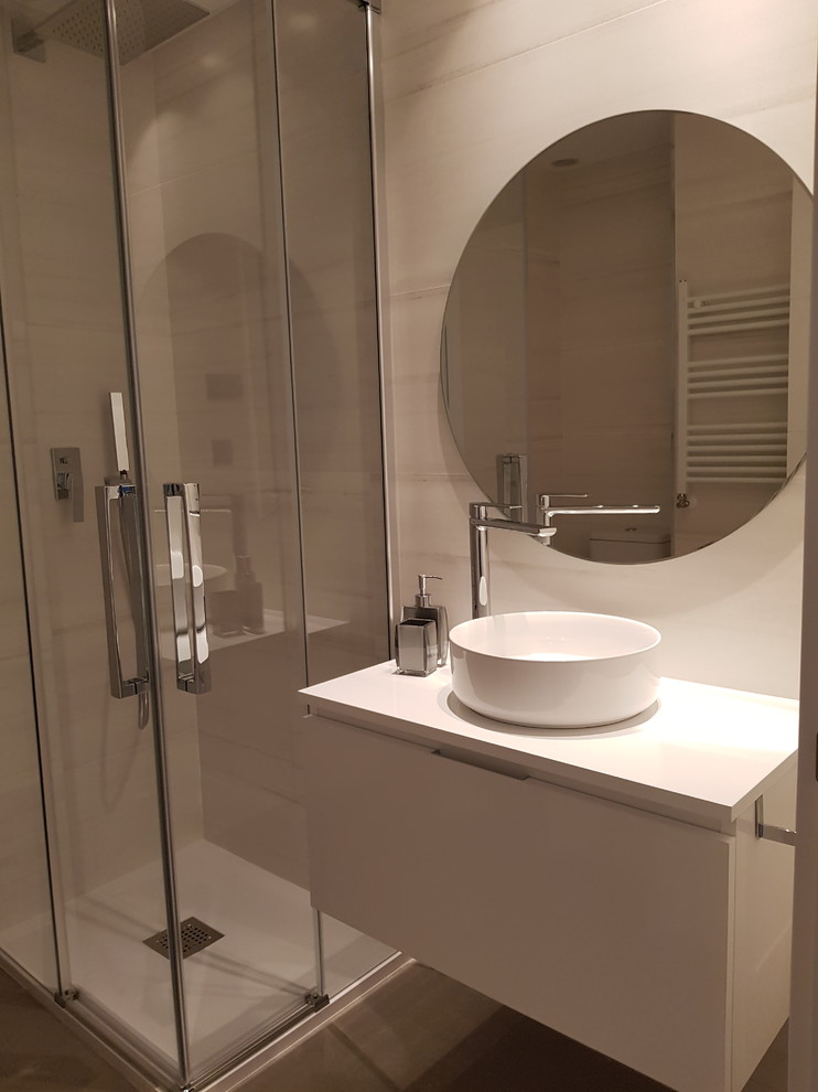Diseño de cuarto de baño contemporáneo pequeño con puertas de armario blancas, ducha esquinera, aseo y ducha, lavabo sobreencimera, ducha con puerta con bisagras y encimeras blancas