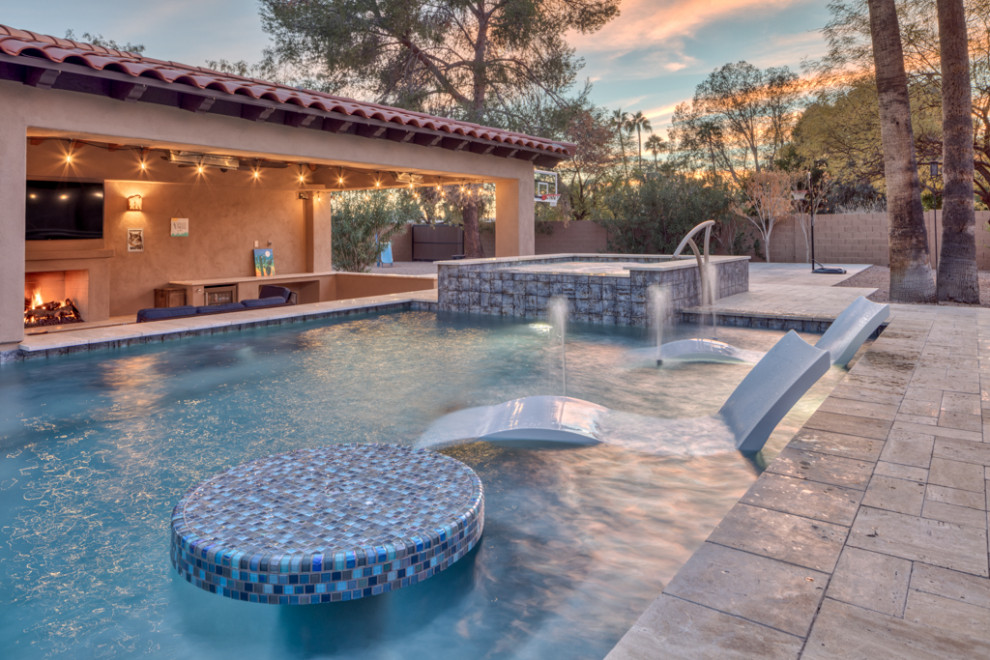 Imagen de piscina natural contemporánea grande a medida en patio trasero con paisajismo de piscina y adoquines de hormigón
