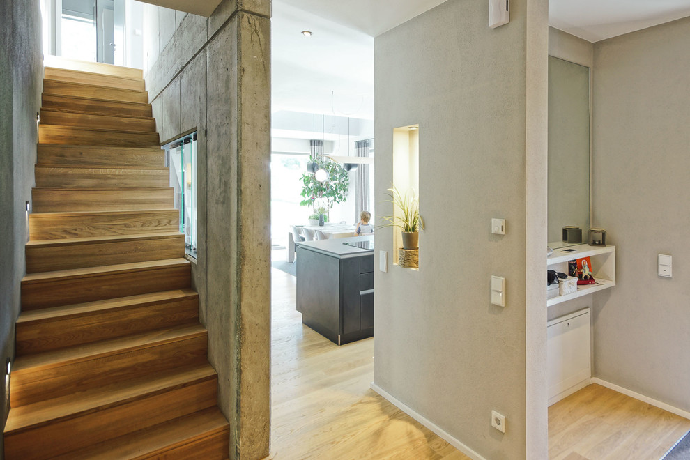 Gerade, Mittelgroße Mediterrane Treppe mit gebeizten Holz-Treppenstufen und gebeizten Holz-Setzstufen in Sonstige