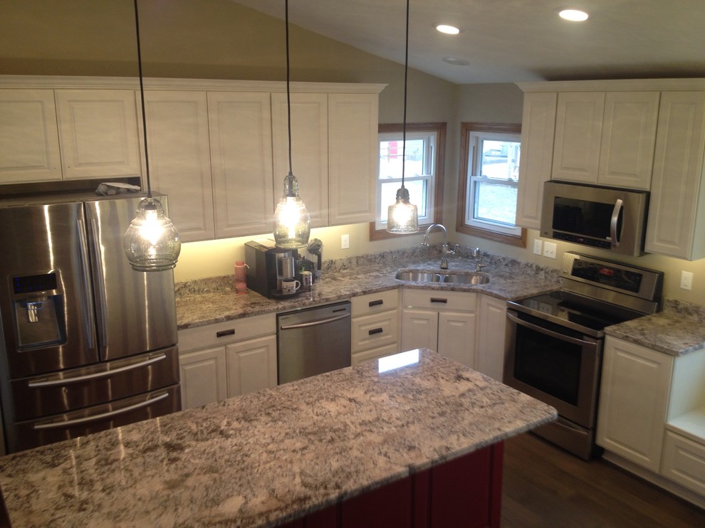 Kitchen - mid-sized transitional kitchen idea
