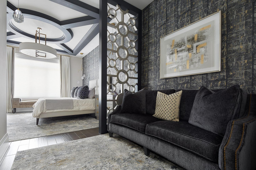 Großes Klassisches Hauptschlafzimmer mit schwarzer Wandfarbe, dunklem Holzboden, Kassettendecke und Tapetenwänden in Toronto