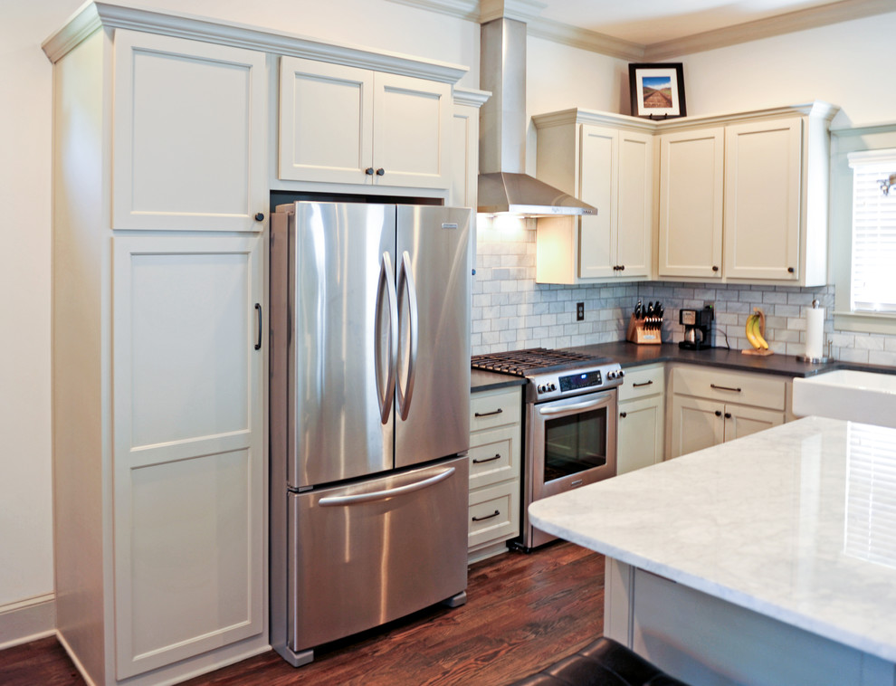 Kitchen - transitional kitchen idea in Atlanta
