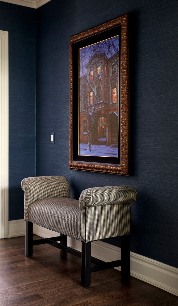 Свежая идея для дизайна: коридор в классическом стиле с синими стенами, паркетным полом среднего тона, коричневым полом и обоями на стенах - отличное фото интерьера