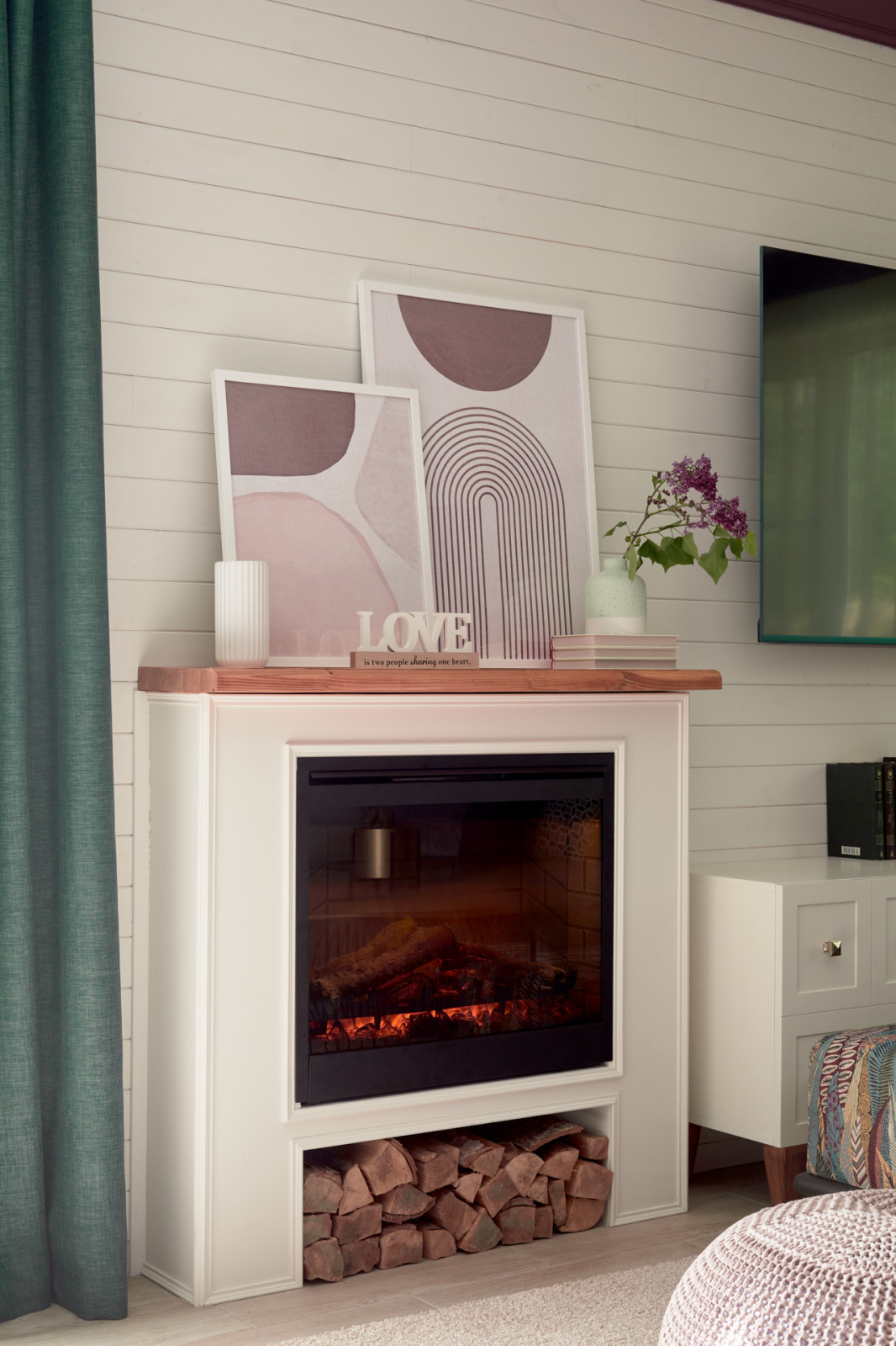 Фиолетовая гостиная-столовая