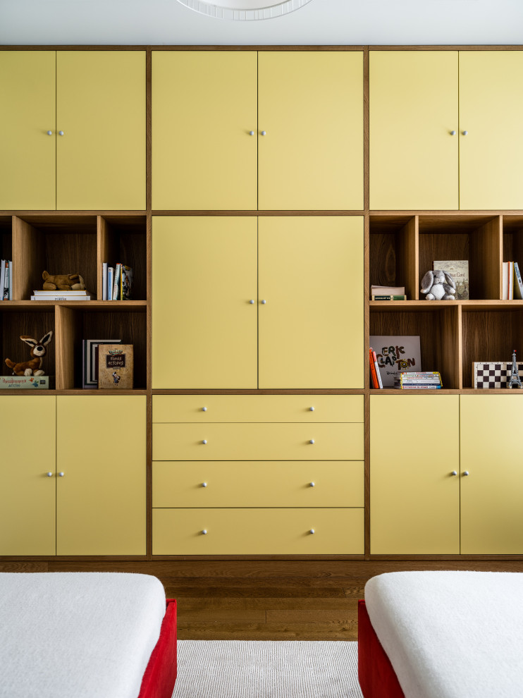 Imagen de habitación de niña de 4 a 10 años contemporánea de tamaño medio con escritorio, paredes beige, suelo de madera en tonos medios, suelo marrón, bandeja y papel pintado
