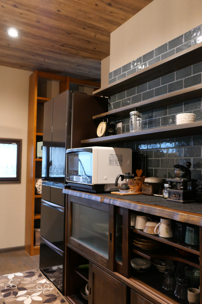 Offene, Kleine Küche mit Glasfronten, braunen Schränken, dunklem Holzboden, Kücheninsel, braunem Boden und Tapetendecke in Fukuoka