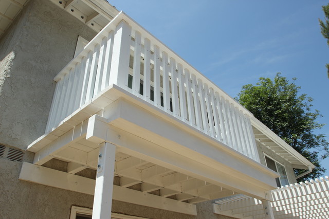 Wood Lattice Patio Cover and Wood Balcony - Contemporáneo - Los Ángeles