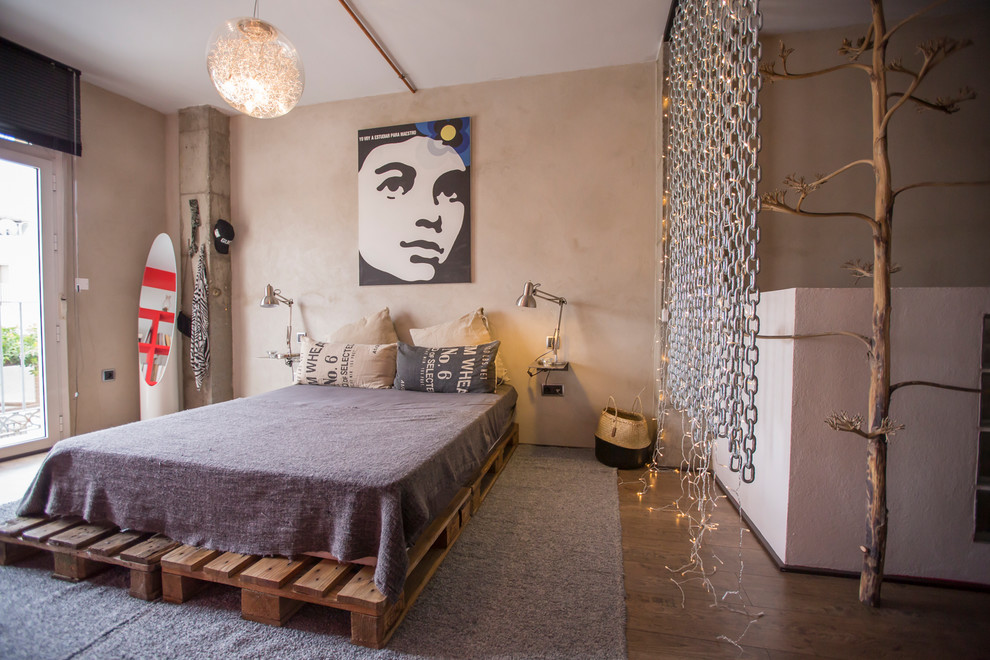 Diseño de dormitorio principal urbano grande sin chimenea con paredes beige, suelo marrón y suelo de madera en tonos medios