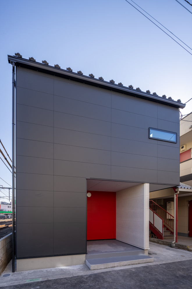 Exemple d'un petite façade d'immeuble moderne avec un revêtement mixte, un toit à deux pans, un toit en métal et un toit noir.