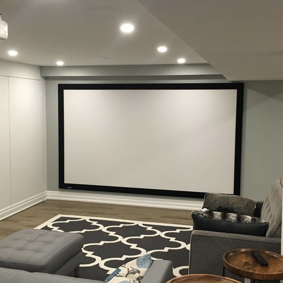 Design ideas for a mid-sized modern home theatre in Toronto.