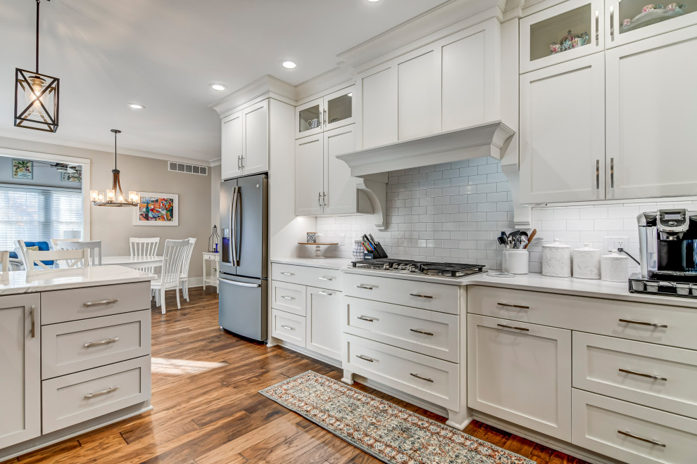 Example of a transitional kitchen design in Chicago