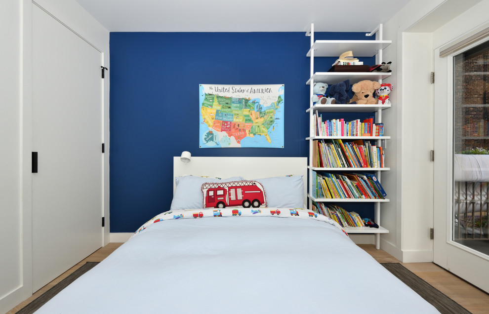 Inspiration for a mid-sized transitional kids' bedroom for kids 4-10 years old and boys in New York with white walls, light hardwood floors and beige floor.