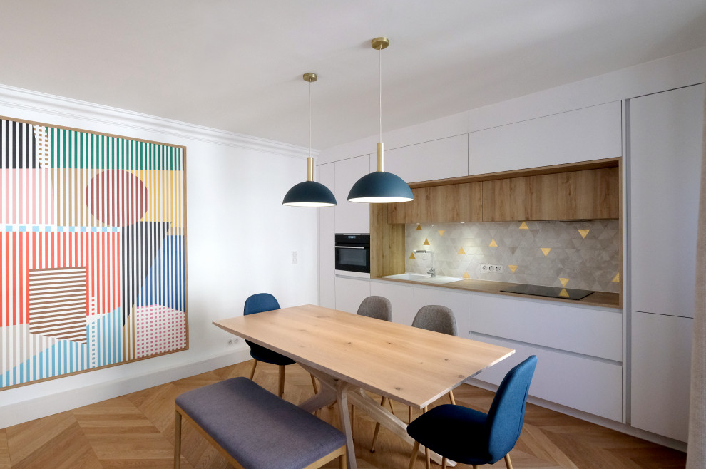 Mittelgroßes, Offenes Modernes Wohnzimmer mit weißer Wandfarbe, hellem Holzboden, Kamin, beigem Boden und Tapetenwänden in Paris