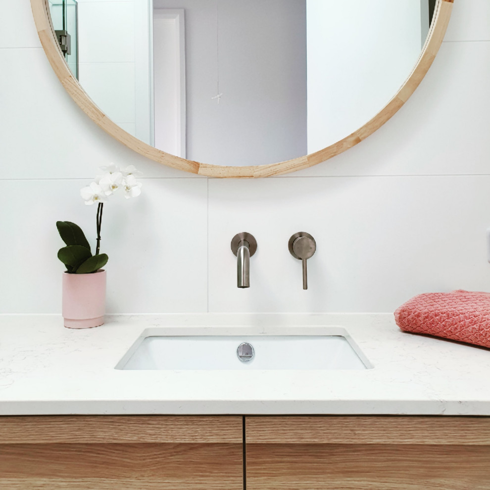 Стильный дизайн: ванная комната в современном стиле с угловым душем - последний тренд