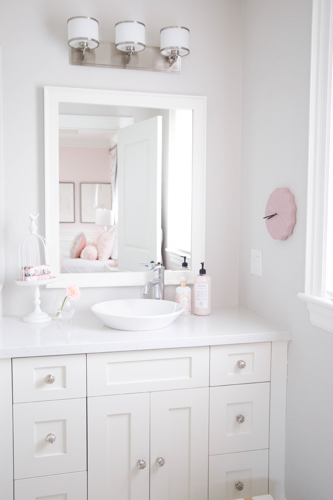 Inspiration for a small traditional kids bathroom in Toronto with shaker cabinets, white cabinets, a corner shower, a one-piece toilet, grey walls, marble floors, engineered quartz benchtops, white floor and a hinged shower door.