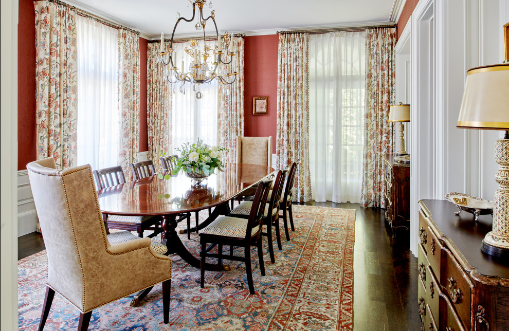 Стильный дизайн: столовая в классическом стиле с красными стенами, темным паркетным полом и коричневым полом - последний тренд