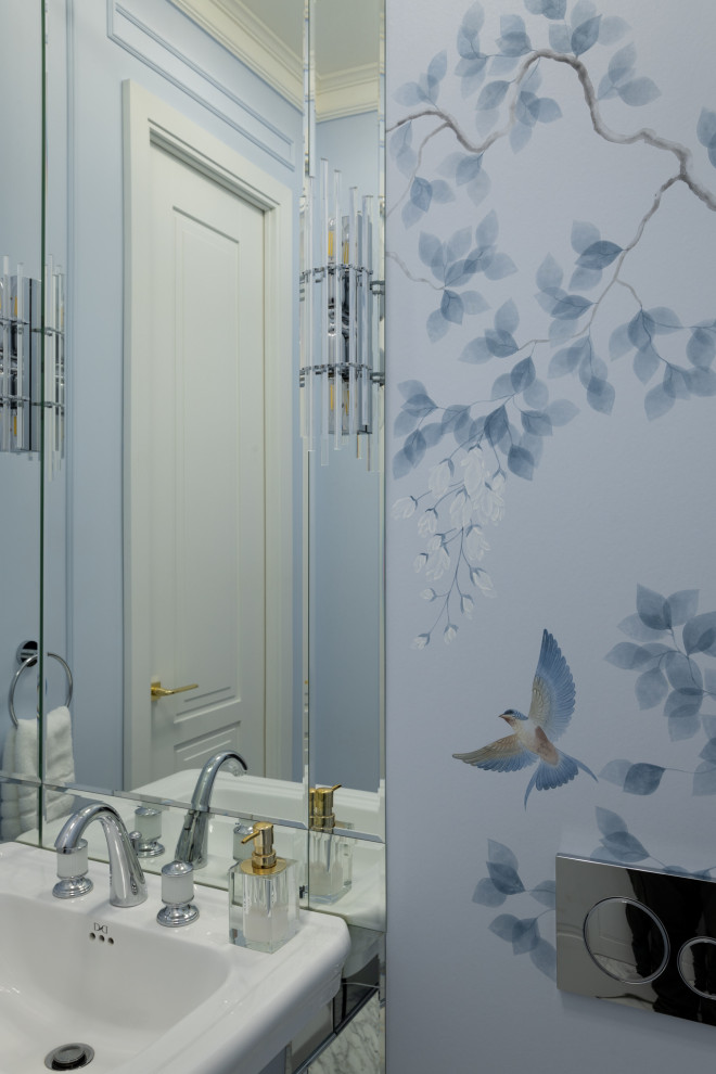 Réalisation d'un petit WC suspendu tradition avec un mur bleu, un sol en marbre, un plan vasque, un sol blanc, un plan de toilette blanc, meuble-lavabo sur pied et du papier peint.