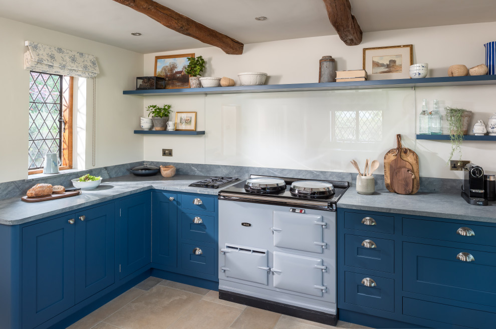 Geschlossene, Mittelgroße Landhaus Küche mit Schrankfronten mit vertiefter Füllung, blauen Schränken, Glasrückwand, bunten Elektrogeräten, hellem Holzboden und grauer Arbeitsplatte in Surrey