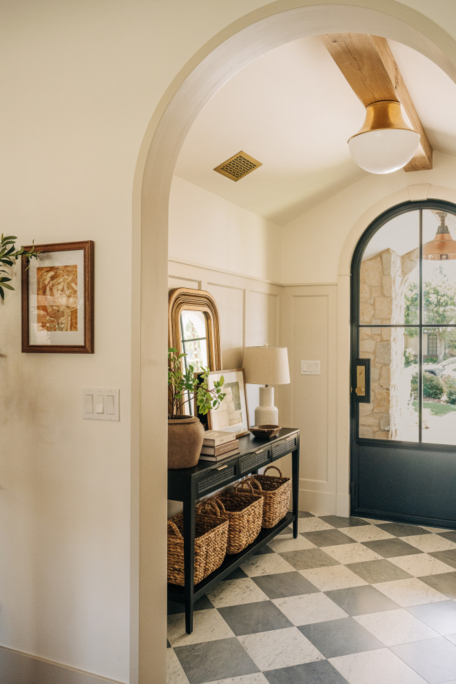 Transitional entryway photo in Los Angeles