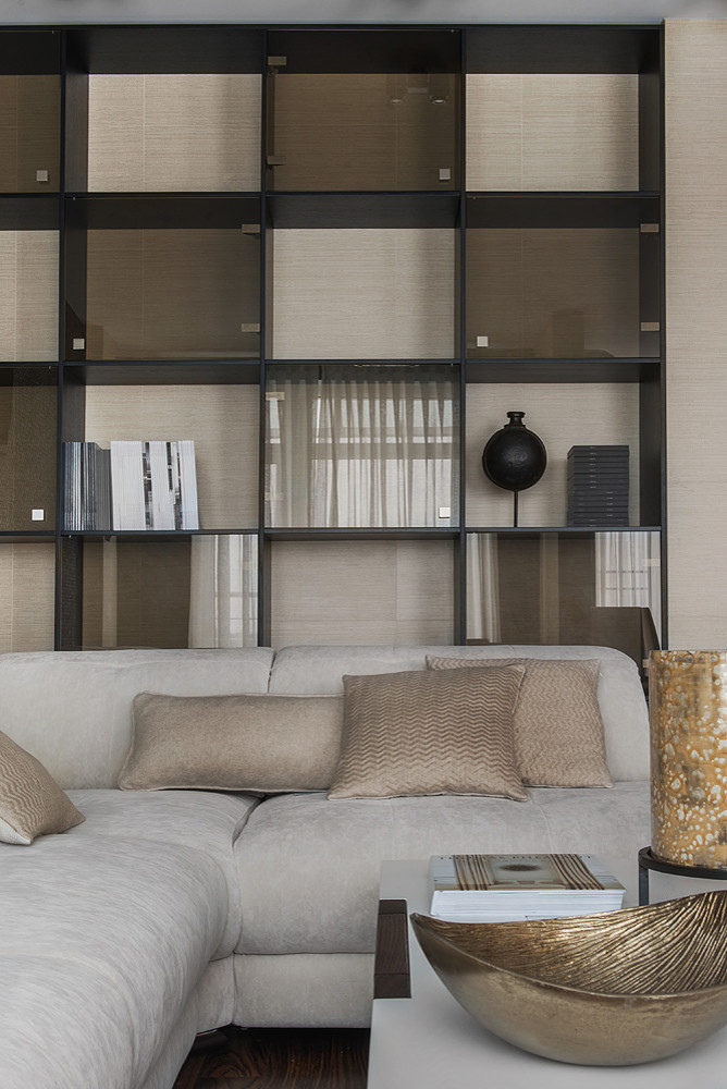 Современная квартира в Санкт-Петербурге с видом на озеро.