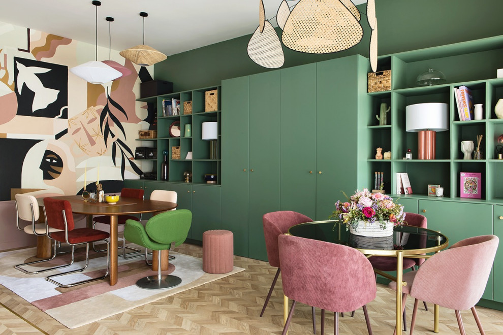 Idée de décoration pour une salle à manger ouverte sur le salon design de taille moyenne avec un mur vert, parquet clair, aucune cheminée, un sol beige, du papier peint et éclairage.