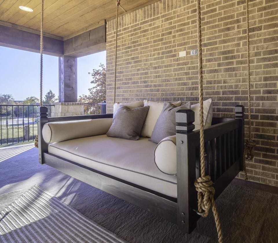 Design ideas for a contemporary balcony in Dallas.