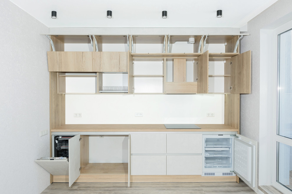 Идея дизайна: прямая кухня среднего размера, в белых тонах с отделкой деревом в современном стиле с обеденным столом без острова