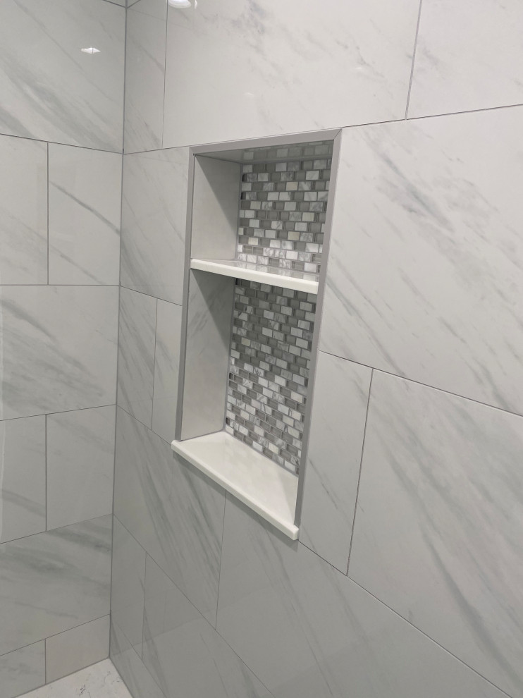 Idee per una stanza da bagno chic di medie dimensioni con ante bianche, piastrelle bianche, top in quarzo composito, doccia aperta e nicchia