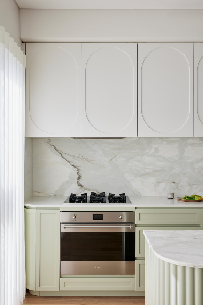Inspiration för ett mellanstort funkis grå grått kök, med en undermonterad diskho, skåp i shakerstil, gröna skåp, marmorbänkskiva, grått stänkskydd, stänkskydd i marmor, rostfria vitvaror, ljust trägolv, en köksö och brunt golv