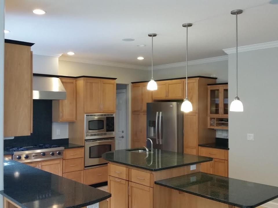 Enclosed kitchen - mid-sized transitional u-shaped ceramic tile and beige floor enclosed kitchen idea with an undermount sink, shaker cabinets, light wood cabinets, quartz countertops, stainless steel appliances and an island